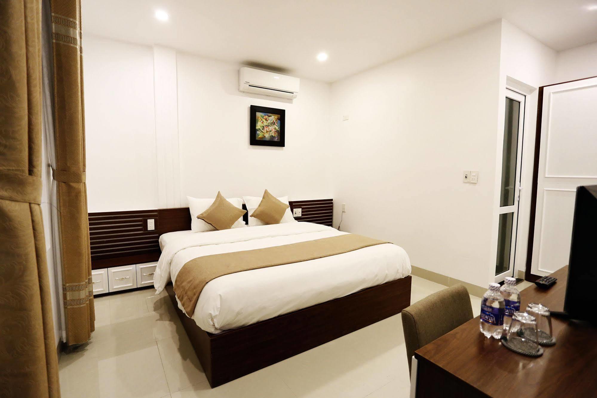 Moon & Sun Hotel Hue Exterior photo